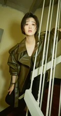 蒋欣皮衣黑裤楼梯间写真美图，短发造型更显时尚气质