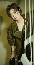 蒋欣皮衣黑裤楼梯间写真美图，短发造型更显时尚气质
