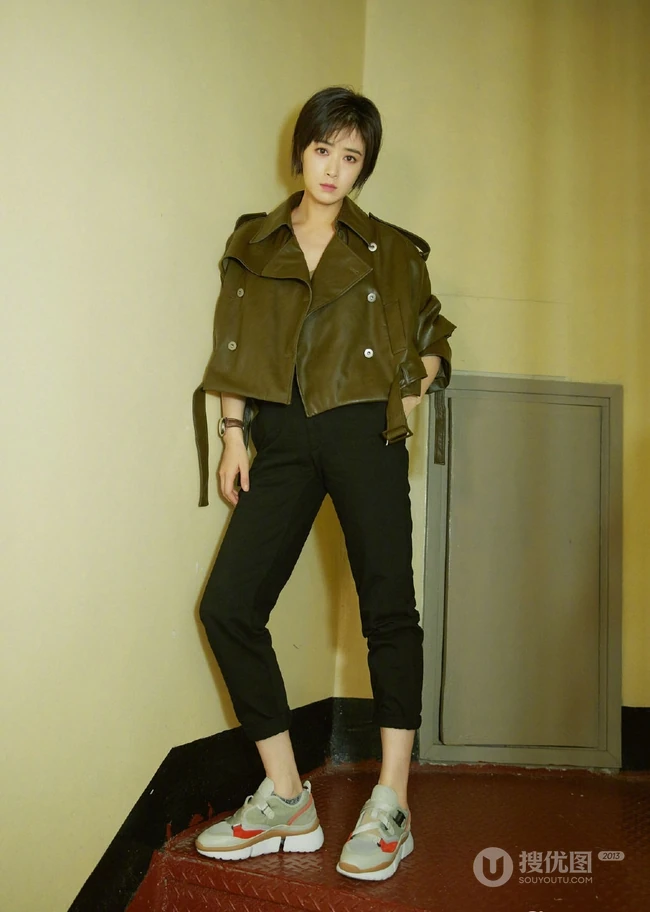 蒋欣皮衣黑裤楼梯间写真美图，短发造型更显时尚气质