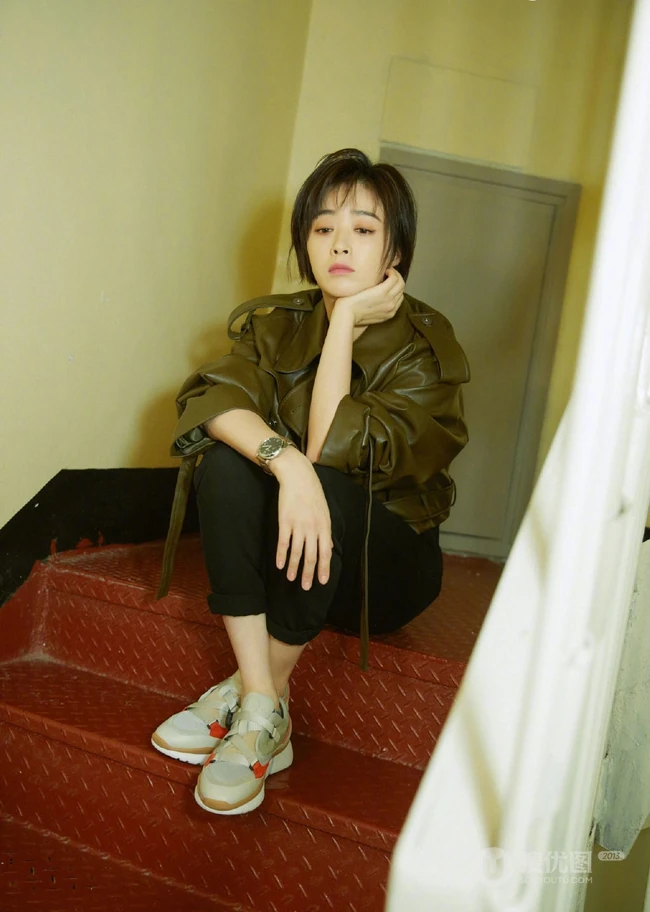 蒋欣皮衣黑裤楼梯间写真美图，短发造型更显时尚气质