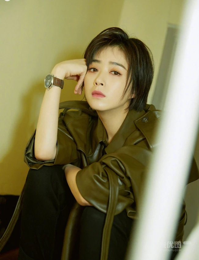 蒋欣皮衣黑裤楼梯间写真美图，短发造型更显时尚气质