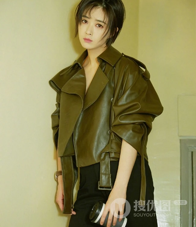蒋欣皮衣黑裤楼梯间写真美图，短发造型更显时尚气质