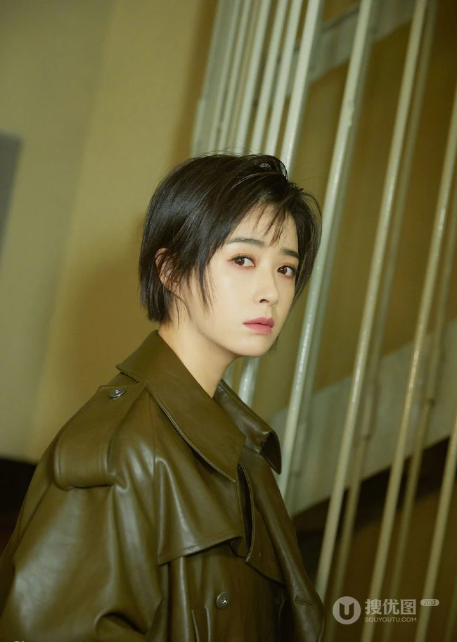 蒋欣皮衣黑裤楼梯间写真美图，短发造型更显时尚气质