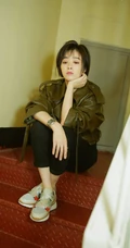蒋欣皮衣黑裤楼梯间写真美图，短发造型更显时尚气质