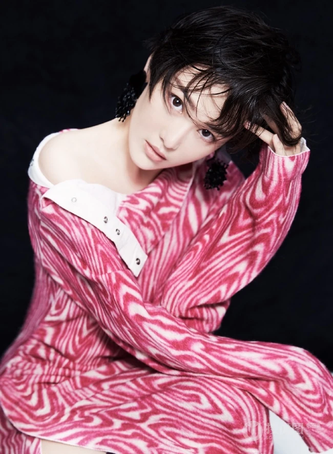 百变气质女生张馨予短发系列高清写真，各种服饰尽显妩媚气质