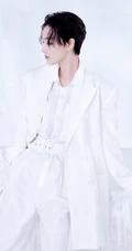 短发女生张馨予，全新短发形象演绎唯美婚纱大片！