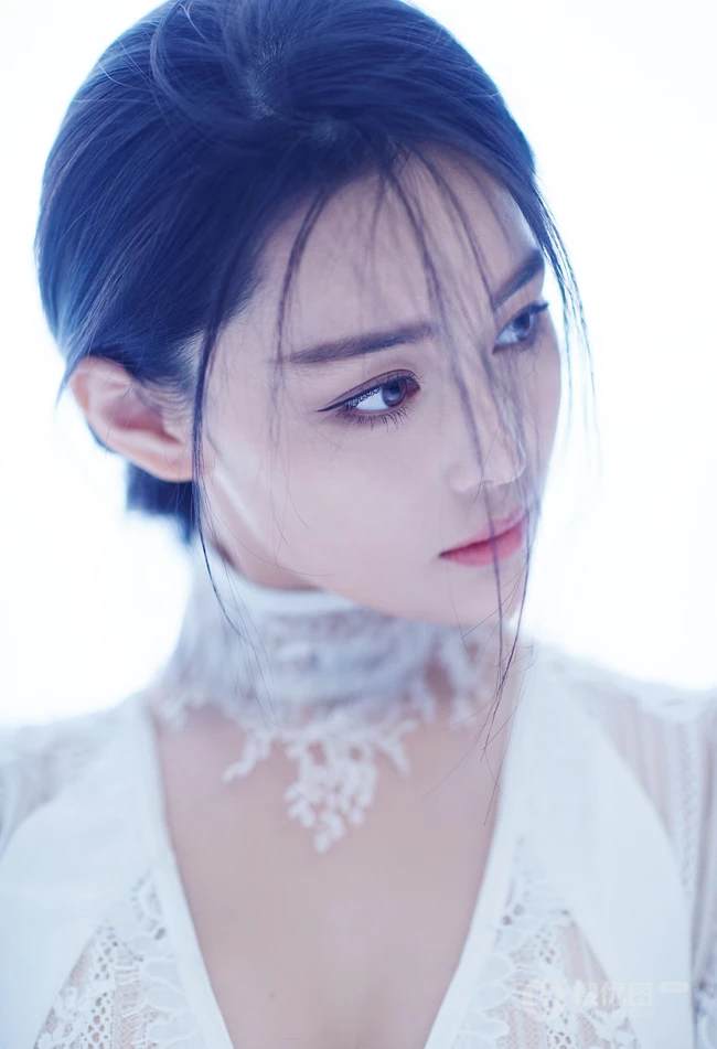 短发女生张馨予，全新短发形象演绎唯美婚纱大片！