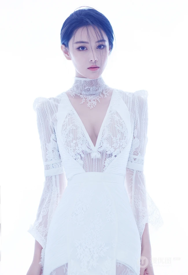短发女生张馨予，全新短发形象演绎唯美婚纱大片！
