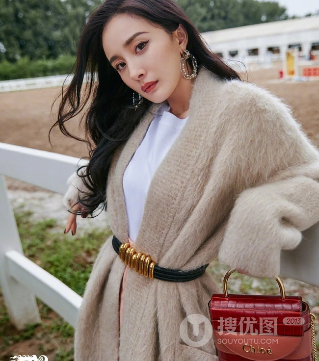 杨幂时尚贵气带绒毛衣杂志写真，化身贵妇人手拎包包