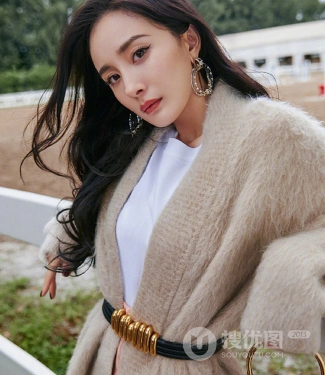 杨幂时尚贵气带绒毛衣杂志写真，化身贵妇人手拎包包