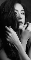 张柏芝为电影杂志拍封面写真，黑色风格尽显女性成熟韵味！