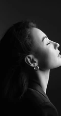 张柏芝为电影杂志拍封面写真，黑色风格尽显女性成熟韵味！