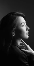 张柏芝为电影杂志拍封面写真，黑色风格尽显女性成熟韵味！