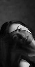 张柏芝为电影杂志拍封面写真，黑色风格尽显女性成熟韵味！