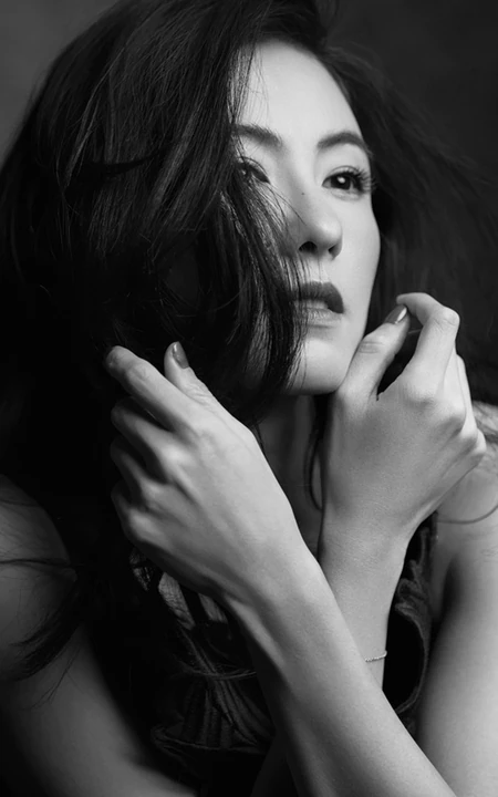 张柏芝为电影杂志拍封面写真，黑色风格尽显女性成熟韵味！