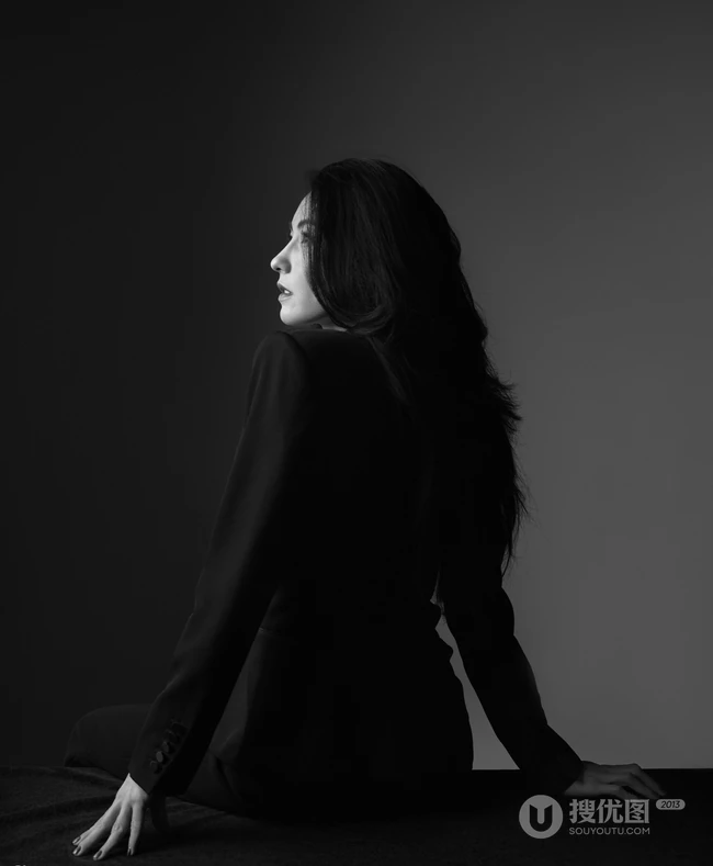 张柏芝为电影杂志拍封面写真，黑色风格尽显女性成熟韵味！
