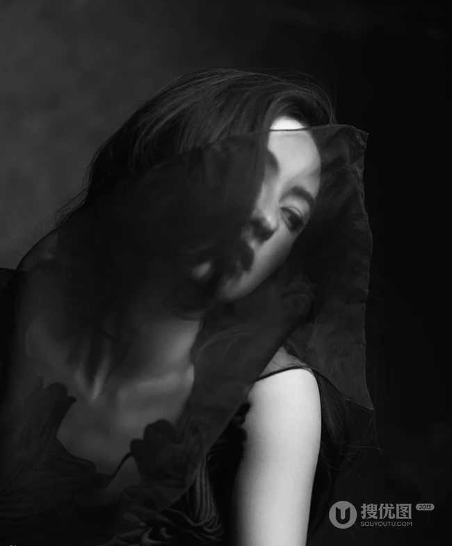 张柏芝为电影杂志拍封面写真，黑色风格尽显女性成熟韵味！