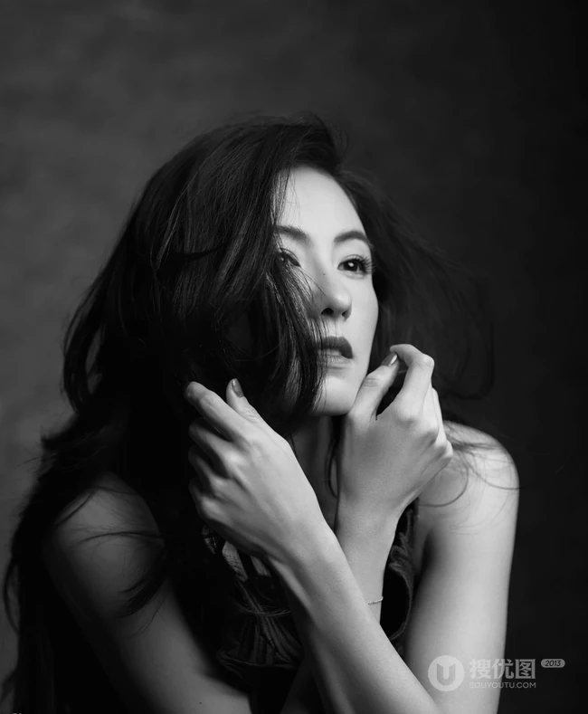 张柏芝为电影杂志拍封面写真，黑色风格尽显女性成熟韵味！