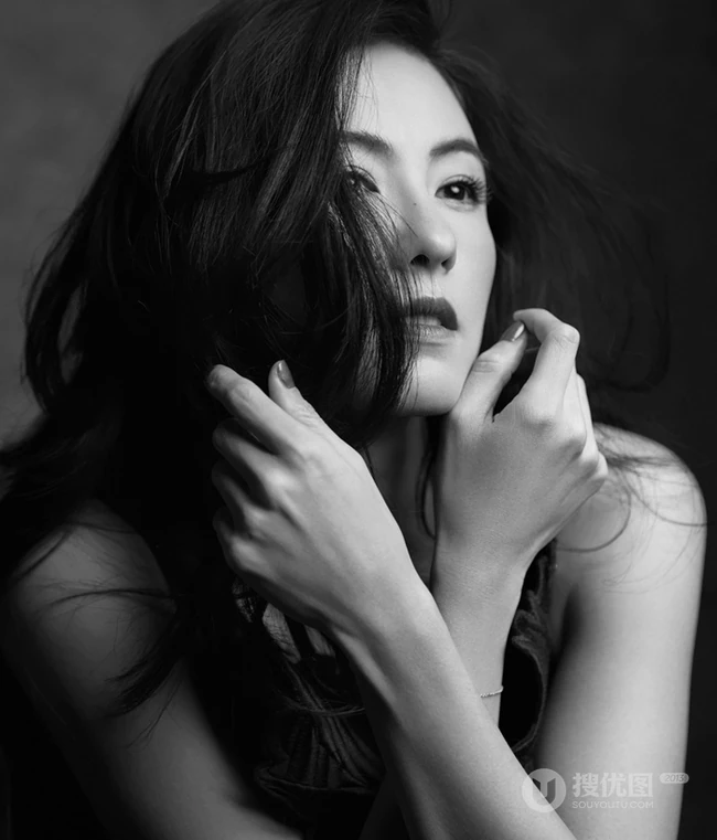 张柏芝为电影杂志拍封面写真，黑色风格尽显女性成熟韵味！