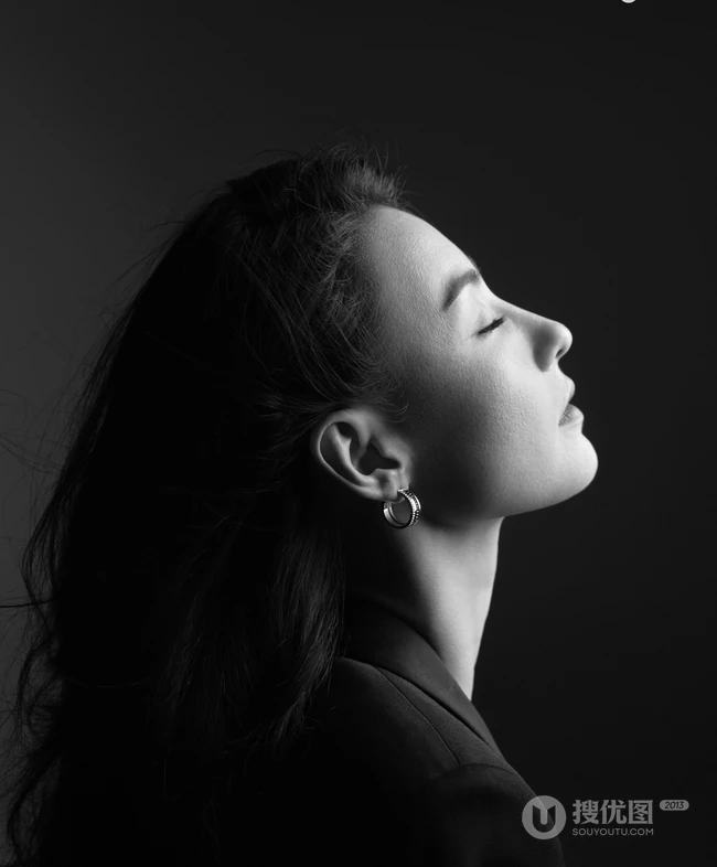 张柏芝为电影杂志拍封面写真，黑色风格尽显女性成熟韵味！