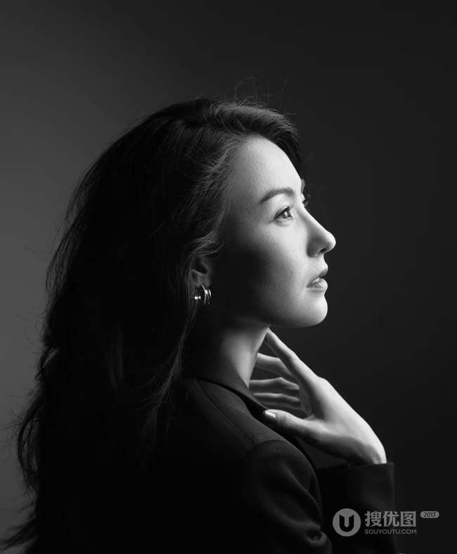 张柏芝为电影杂志拍封面写真，黑色风格尽显女性成熟韵味！