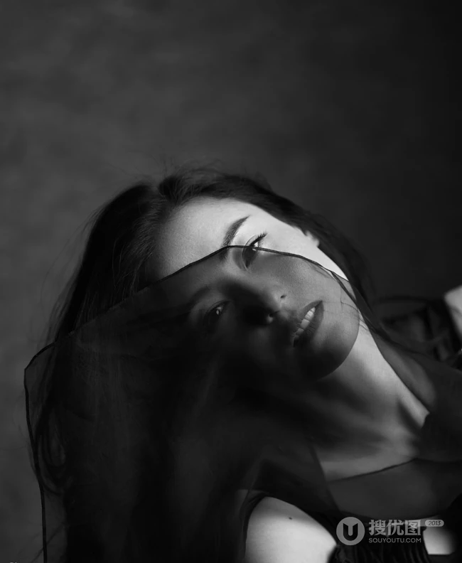 张柏芝为电影杂志拍封面写真，黑色风格尽显女性成熟韵味！