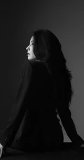 张柏芝为电影杂志拍封面写真，黑色风格尽显女性成熟韵味！