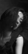 张柏芝为电影杂志拍封面写真，黑色风格尽显女性成熟韵味！
