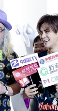 帅哥罗志祥参加漫展活动，接受记者采访现场帅照！