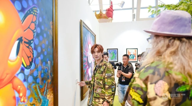 帅哥罗志祥参加漫展活动，接受记者采访现场帅照！
