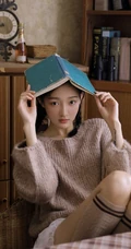 双麻花辫清新文艺系少女，着毛衣短裤室内阅读写真照
