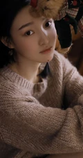双麻花辫清新文艺系少女，着毛衣短裤室内阅读写真照
