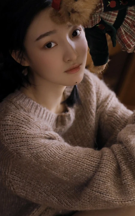 双麻花辫清新文艺系少女，着毛衣短裤室内阅读写真照