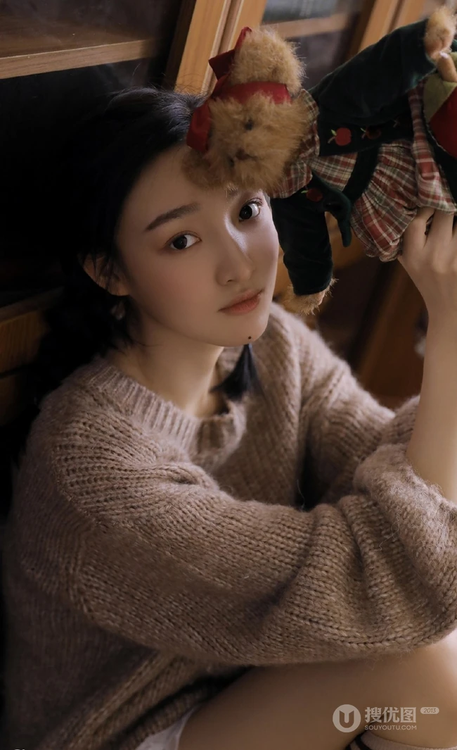 双麻花辫清新文艺系少女，着毛衣短裤室内阅读写真照
