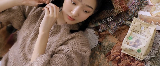 双麻花辫清新文艺系少女，着毛衣短裤室内阅读写真照