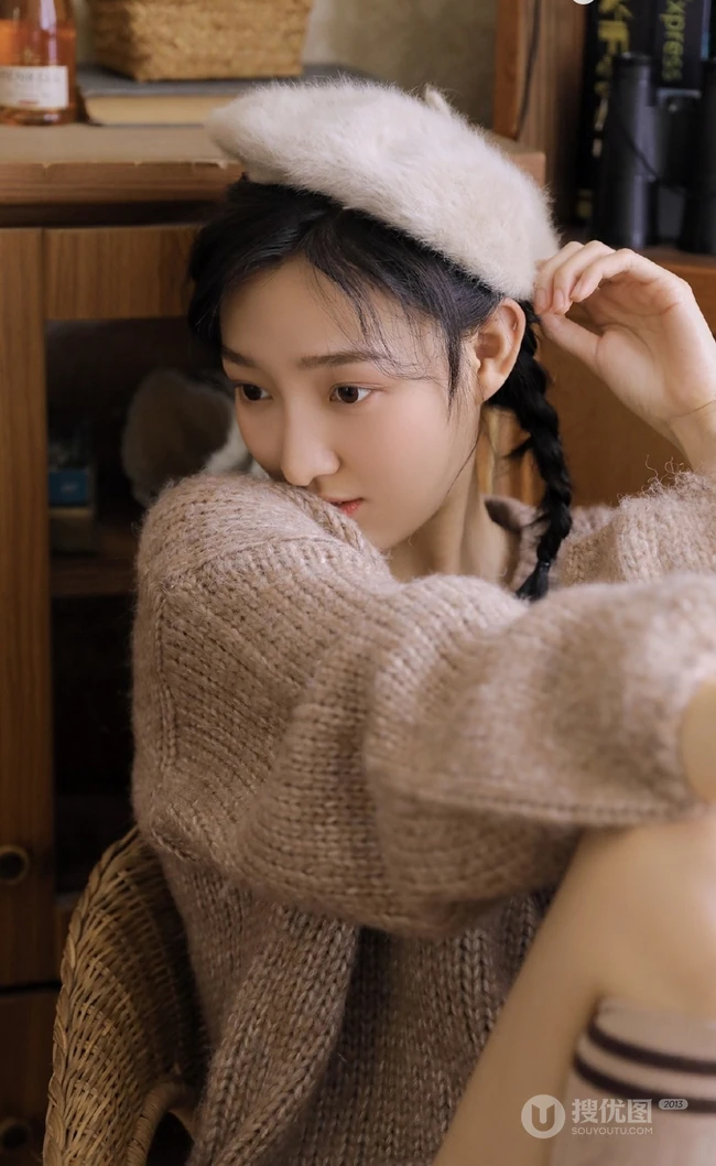 双麻花辫清新文艺系少女，着毛衣短裤室内阅读写真照