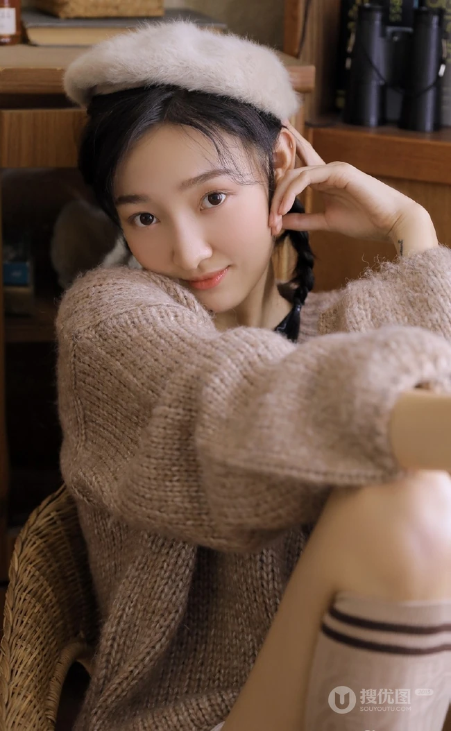 双麻花辫清新文艺系少女，着毛衣短裤室内阅读写真照