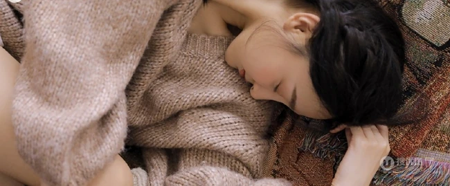 双麻花辫清新文艺系少女，着毛衣短裤室内阅读写真照