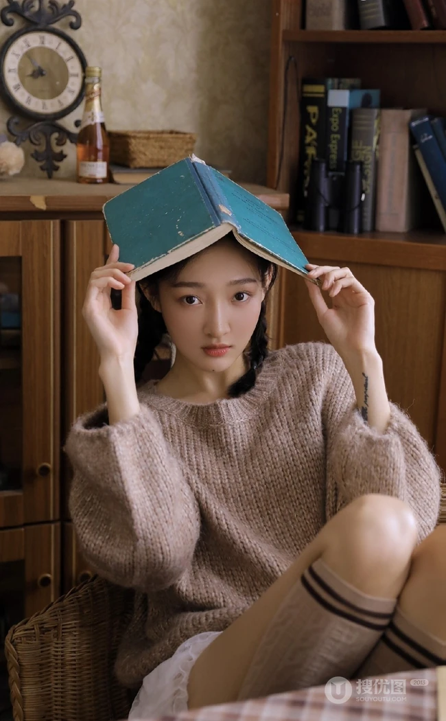 双麻花辫清新文艺系少女，着毛衣短裤室内阅读写真照