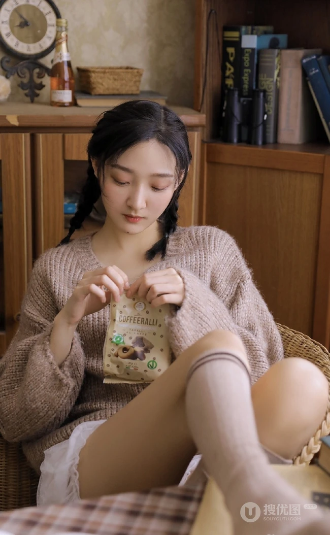 双麻花辫清新文艺系少女，着毛衣短裤室内阅读写真照