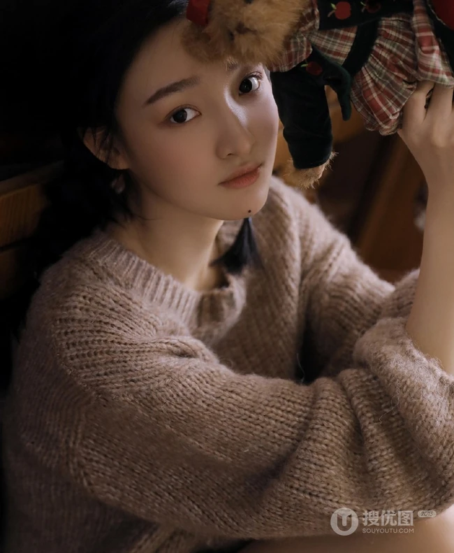 双麻花辫清新文艺系少女，着毛衣短裤室内阅读写真照