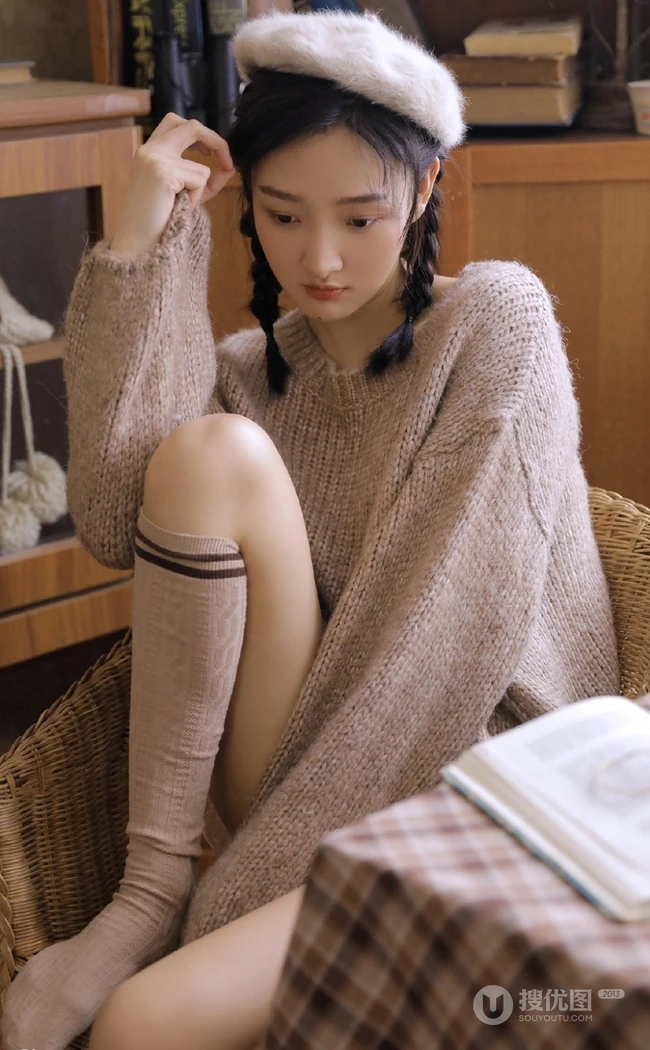 双麻花辫清新文艺系少女，着毛衣短裤室内阅读写真照