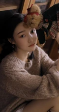 双麻花辫清新文艺系少女，着毛衣短裤室内阅读写真照