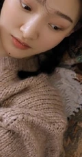 双麻花辫清新文艺系少女，着毛衣短裤室内阅读写真照