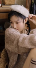 双麻花辫清新文艺系少女，着毛衣短裤室内阅读写真照