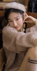 双麻花辫清新文艺系少女，着毛衣短裤室内阅读写真照