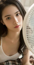喜欢安静的治愈系长发女生，高清静距离唯美室内悠闲写真