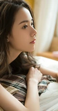 喜欢安静的治愈系长发女生，高清静距离唯美室内悠闲写真