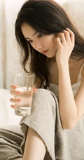 喜欢安静的治愈系长发女生，高清静距离唯美室内悠闲写真