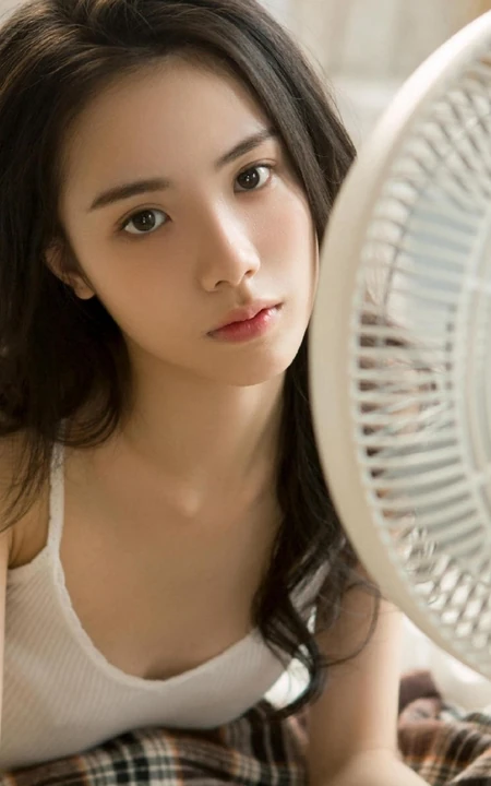 喜欢安静的治愈系长发女生，高清静距离唯美室内悠闲写真